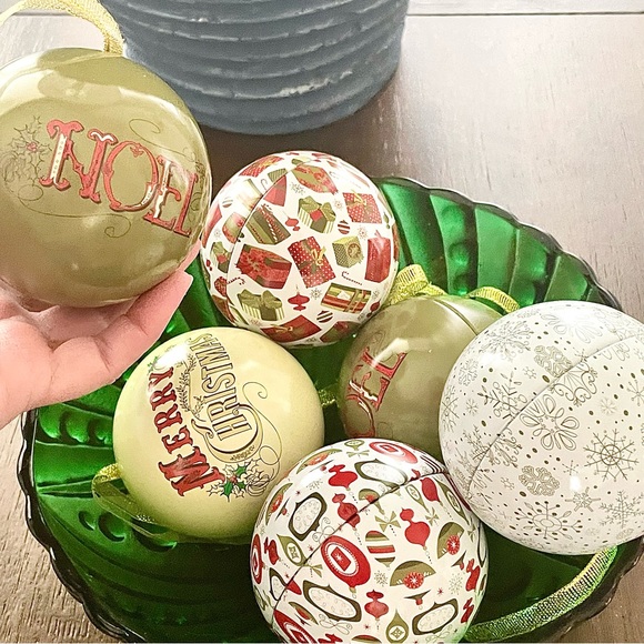 🤶🏻SOLD🤶🏻 Set of six refillable metal Christmas ornaments 3" Diameter - Picture 2 of 3